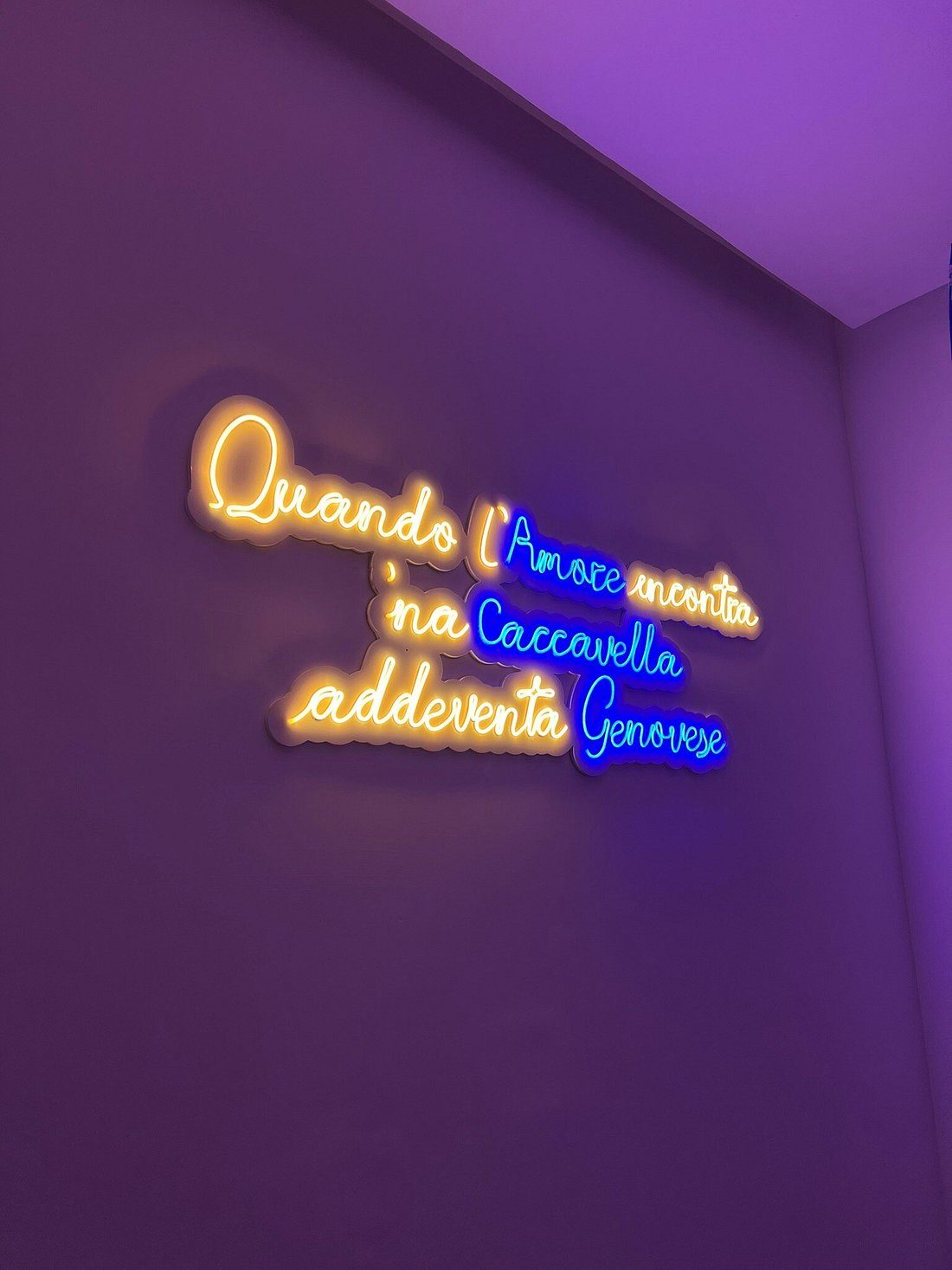 Insegna al neon di Casa Rega: «Quando l'amore incontra 'na caccavella addeventa Genovese»