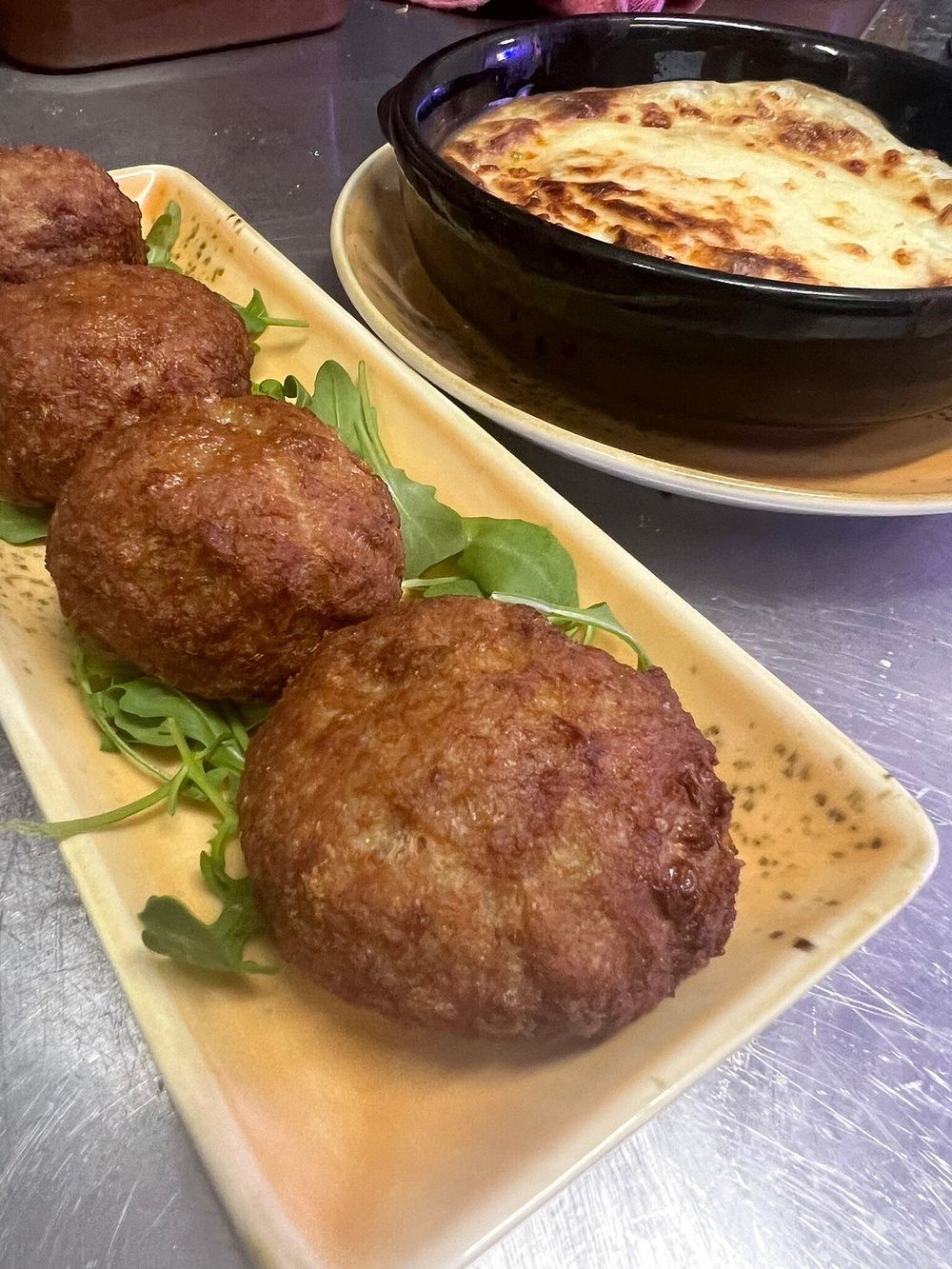 I fritti della casa: polpette fritte e sformato gratinato